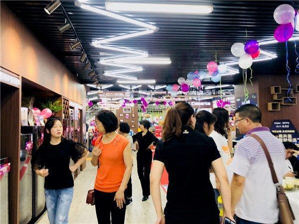 TCL集团最新动态揭秘，特色小店的独特魅力与小巷中的隐藏宝藏