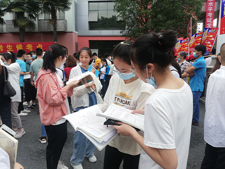 今日原油操作建议最新，家庭故事中的温馨与趣味探索