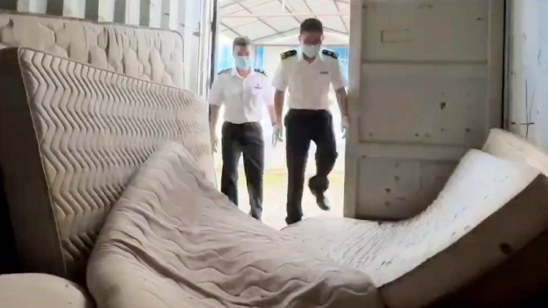 海关意外发现，废旧床垫背后的秘密与故事，共查获带血废旧床垫23件