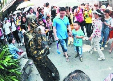 城管回应游客与铜人合影后被要求支付费用事件，从城市管理的角度看待问题
