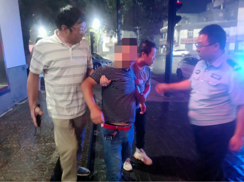 男子醉酒路边睡，民警夜巡暖心救助行动