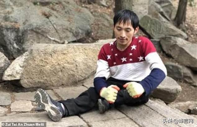 女生背患小儿麻痹症的男友登上泰山，详细步骤与情感力量指南