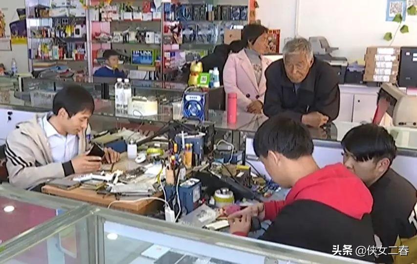 毅力与爱，女生背患小儿麻痹症的男友登上泰山之巅