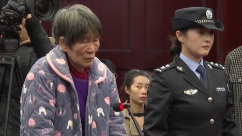 余华英戴手铐被押入庭现场曝光，引发社会思考。