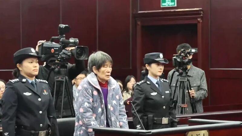 余华英囚车进入法院，小巷深处的神秘小店背后的故事
