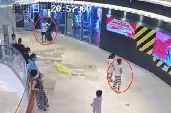 男孩踩踏女童肚子事件，家长恶语相向，事件背后真相引人深思