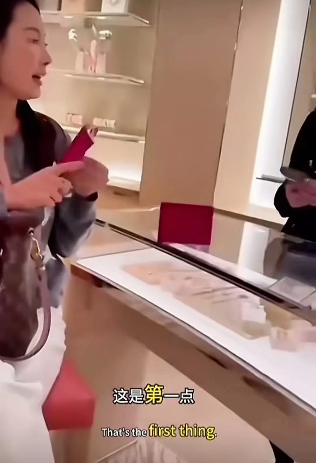 商场回应客户出轨LV柜姐事件，原配闹剧背后的责任与角色分析