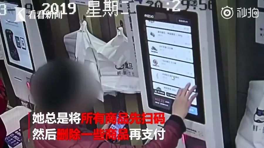 六旬收银老太顺走钱后下跪道歉，道德、法律与人性交织的思考