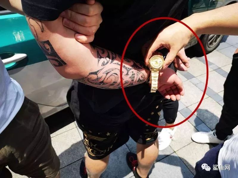 男子卖劳力士遭遇波折，警方扣划引发深思，涉案金额达五十万
