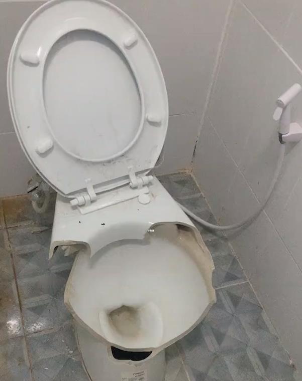 女子轻生引发奇特事件，厕所点燃汽油致邻居马桶崩开，小巷风情引人深思