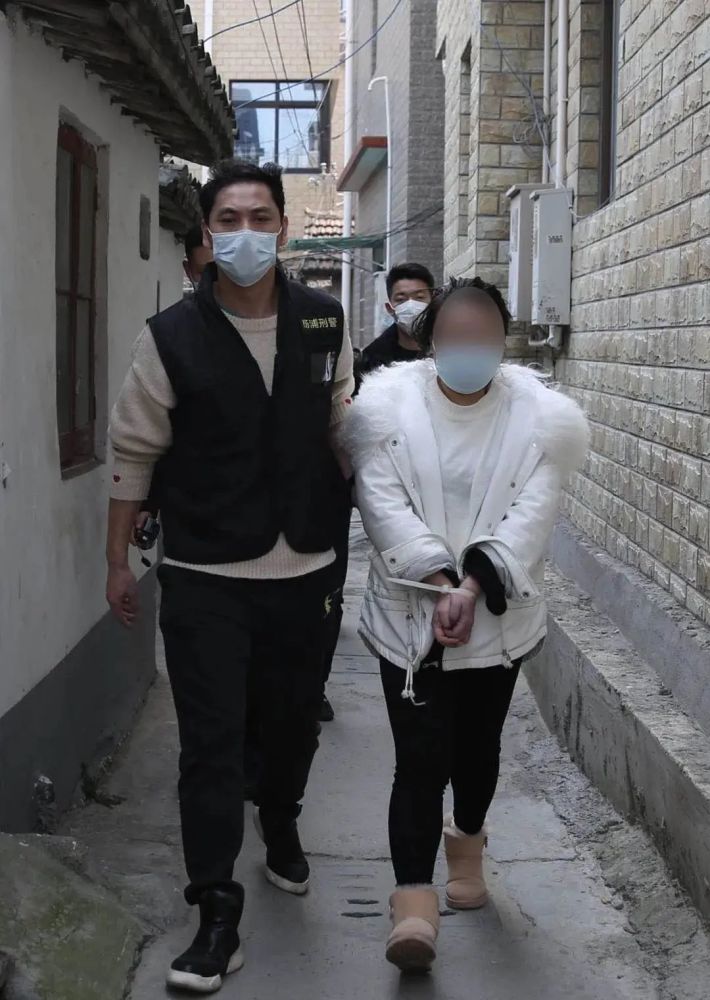 女嫌犯潜逃27年终落网，隐匿小巷特色小店背后的毒杀夫命案离奇故事