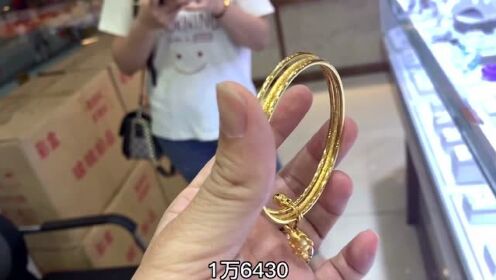 广东女孩黄金投资传奇，8年前金手镯翻三倍售卖，黄金投资故事再现辉煌时刻