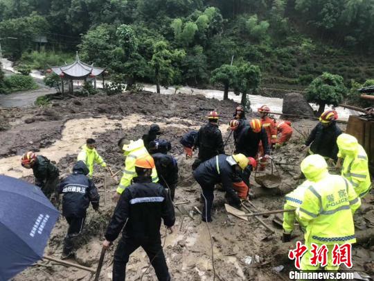暴雨中的温情救援与救灾行动