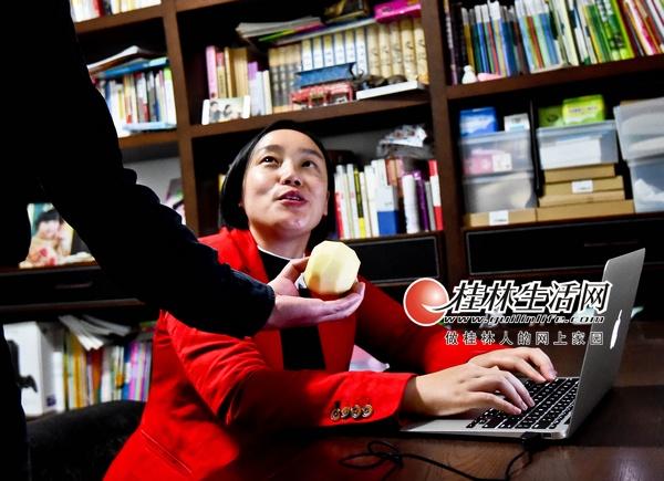 哥读北大弟辍学卖苹果事件深度论述，当地调查揭示真相