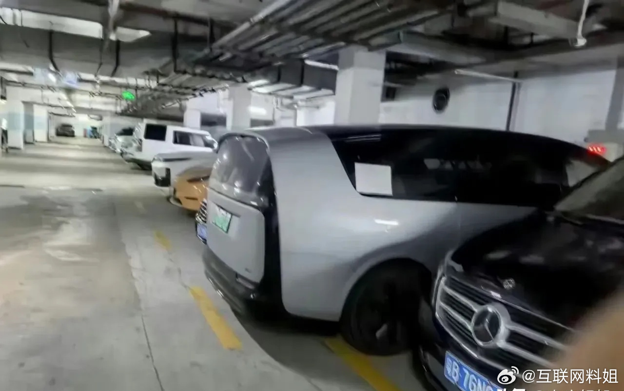 车库无人驾驶事件引发纠纷，车主起诉厂家，无人驾驶与家的温情冲突揭秘