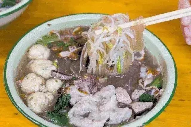中国经济四季度预期反弹，专家预测与小巷独特小店探索之旅！