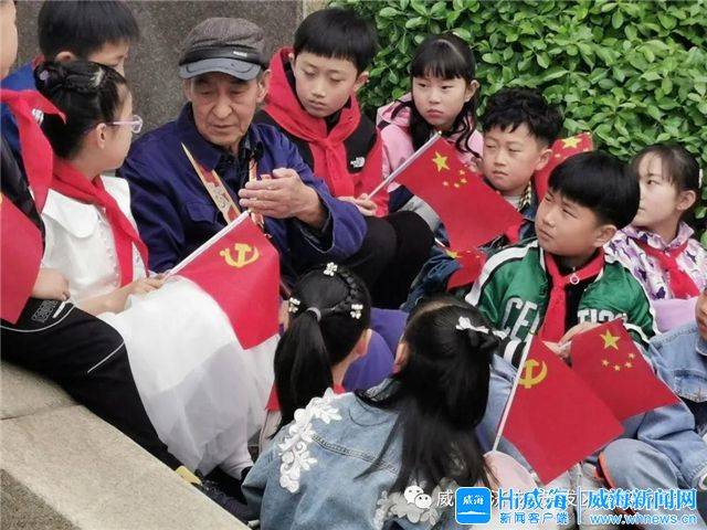 潘展乐，从采访到自我宣讲的转变，自信与成长的励志之旅之抢话筒瞬间宣布下班时刻