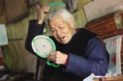 智能科技重塑生活体验，95岁老人隔空点单可乐走红