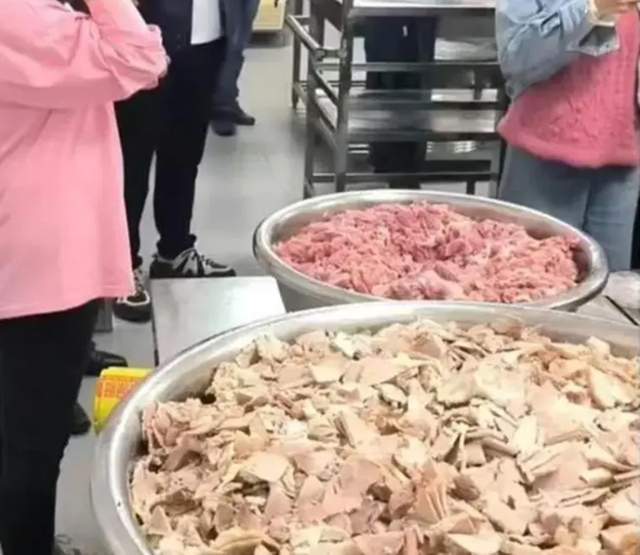 臭肉学校董事长