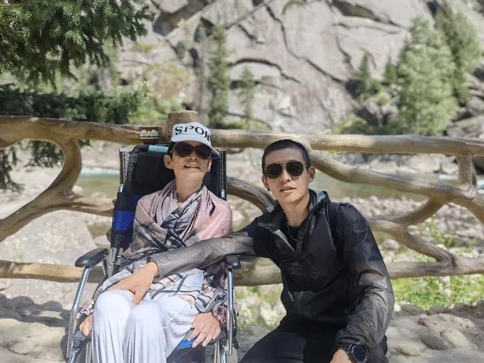 小伙卖房携偏瘫母亲共游大好河山，展现孝心之旅