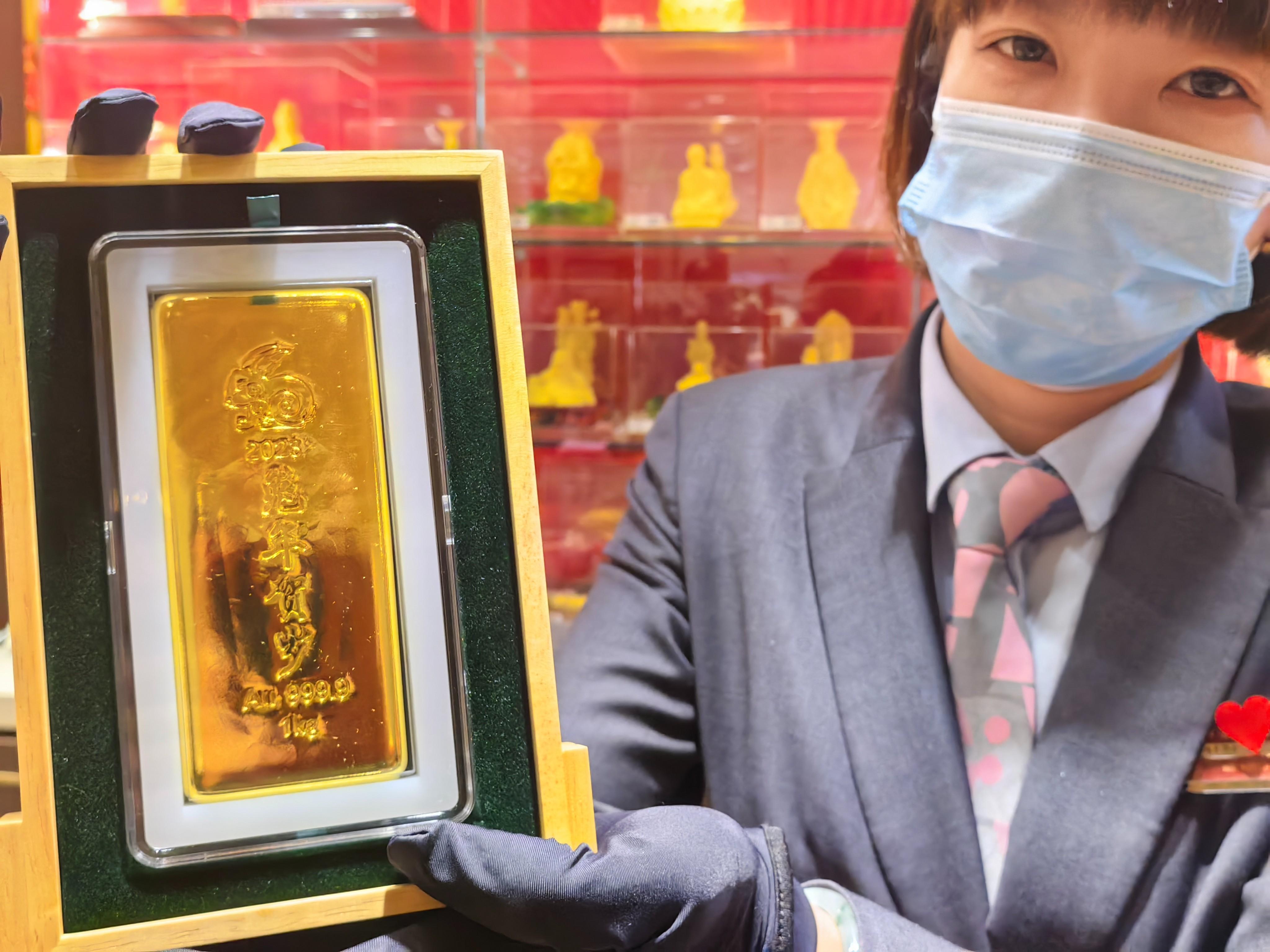 年轻女投资者豪掷百万投资黄金，理财智慧与黄金情怀的体现