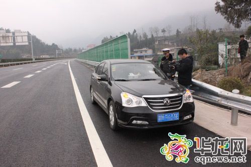 女司机深夜导航导航失误，高速逆行探险引发惊险事件