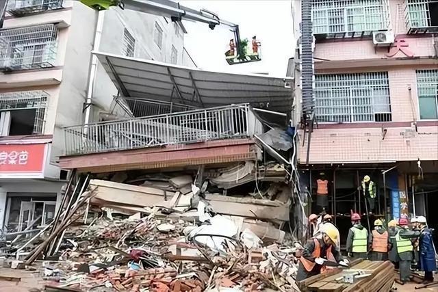 长沙自建房倒塌事故后续，生命重逢与温暖日常，54死事故案一审宣判，友情的绽放时刻