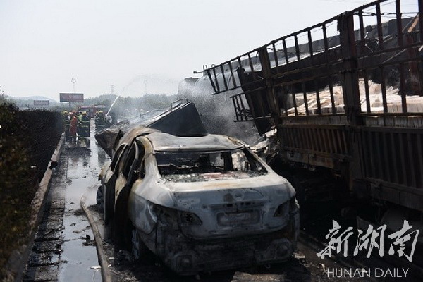 小车超车道违停引发四车追尾事件纪实报道