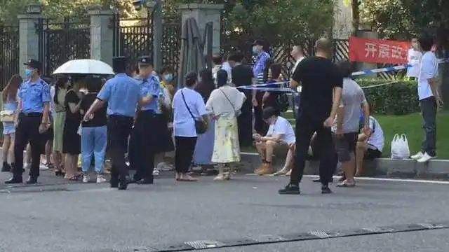 重庆姐弟坠楼案孩子生母甜蜜生活，甜品日常与母亲的甜蜜生活探索