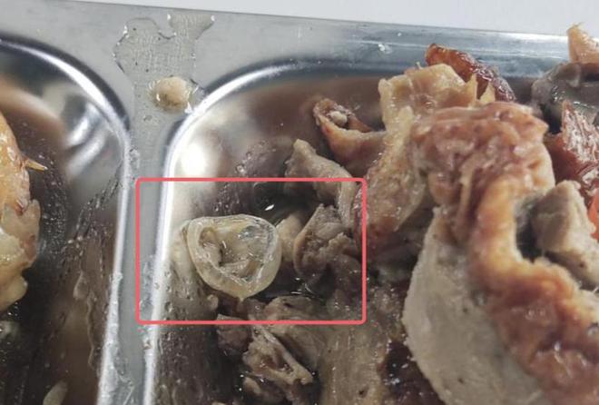 校方回应家长投诉食堂生肉质量问题，针对生肉发臭事件的处理与回应