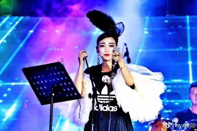 邓紫棋即兴弹奏婚礼进行曲，音乐与爱情的浪漫交融时刻