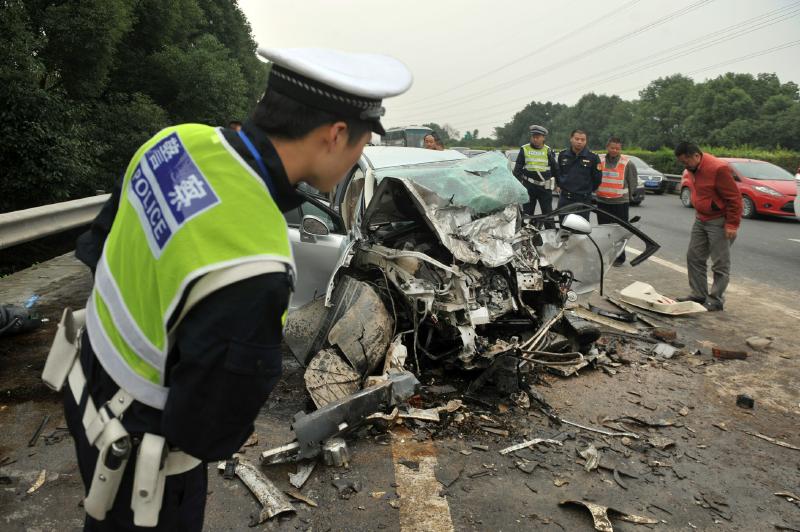 警方通报，老头乐高速逆行引发事故致2死，安全警钟长鸣