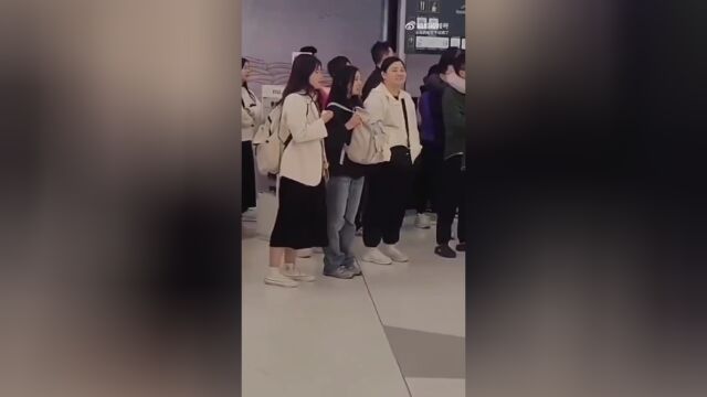 中国游客英文口号引热议，如何提升旅游英语技能的重要性