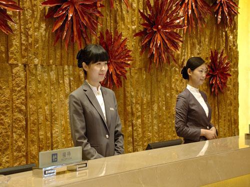 作协主席酒后闹事辱骂酒店前台事件引发争议，观点论述与反思