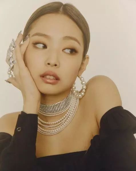 Jennie推特账号被封，虚拟世界的意外风波