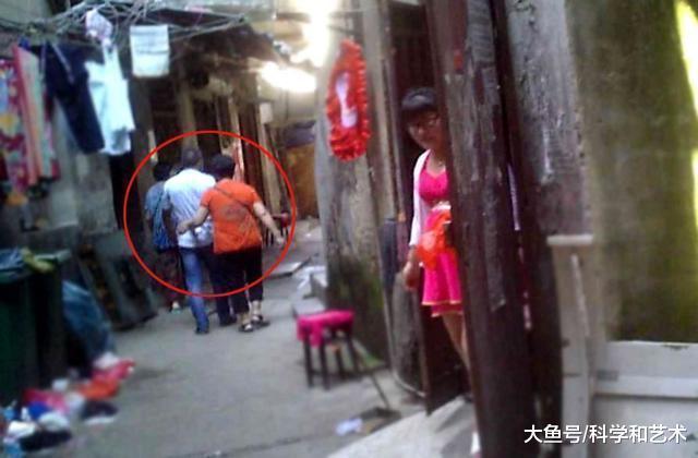 网络谣言揭秘，河里漂女尸的传闻与小巷独特小店的探索