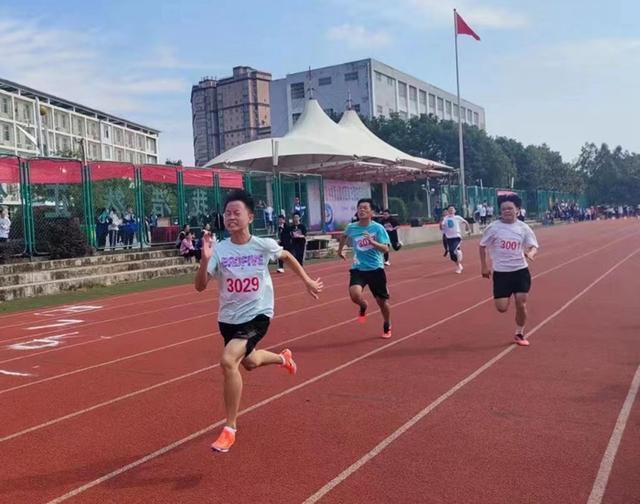 青春力量闪耀校运会，初三男生跳高勇夺1.91米荣耀时刻