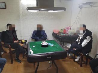 科技神器助力解决小伙麻将局一缺三问题，轻松摇人参与游戏！