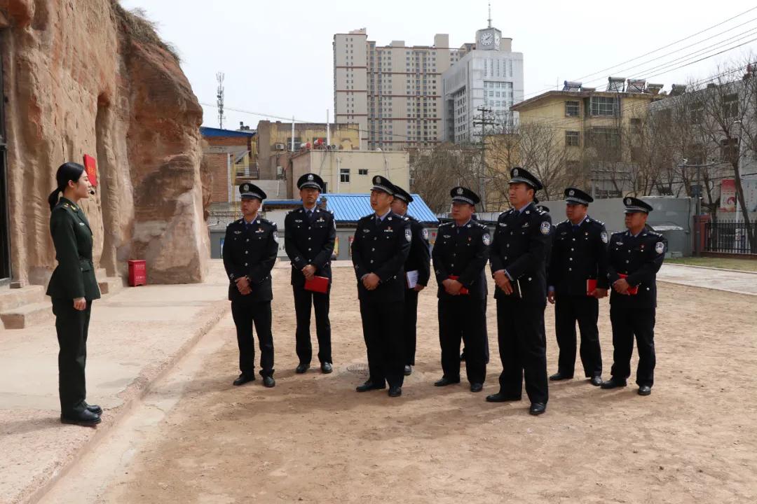 男子进小区遭拦引发冲突，旅途插曲变心灵考验