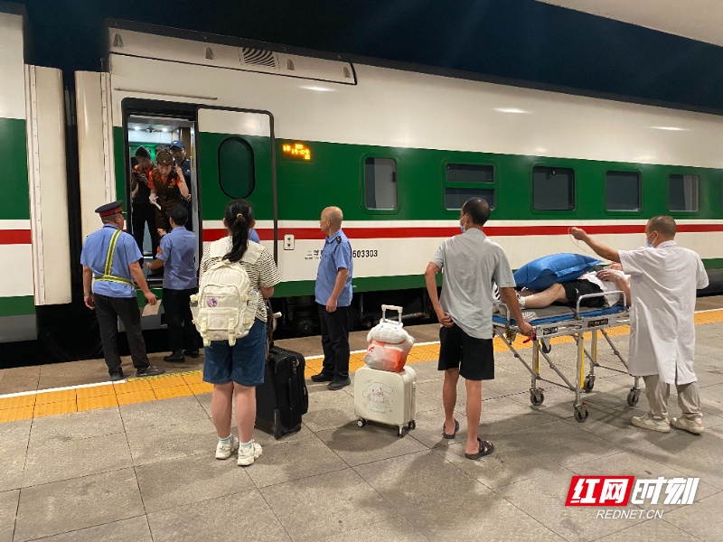 列车深夜暖心停靠，旅客紧急送医与美好邂逅的自然之旅
