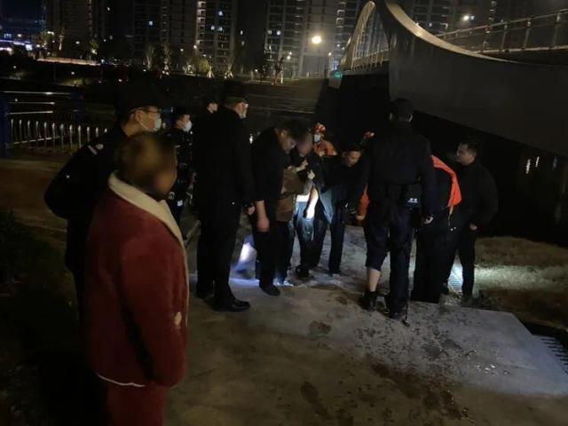 民警合力救下跳桥男子，救援步骤与指南