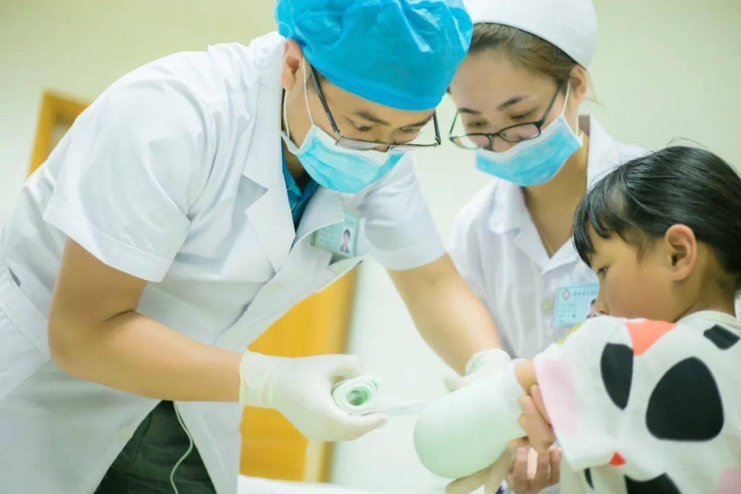 妙手回春！医生一分钟复位治愈6岁萌娃骨折，医术与人道关怀的展现