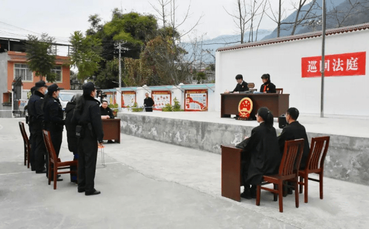 山西绛县干部饭店院内闹事事件，干部小便后引发冲突分析