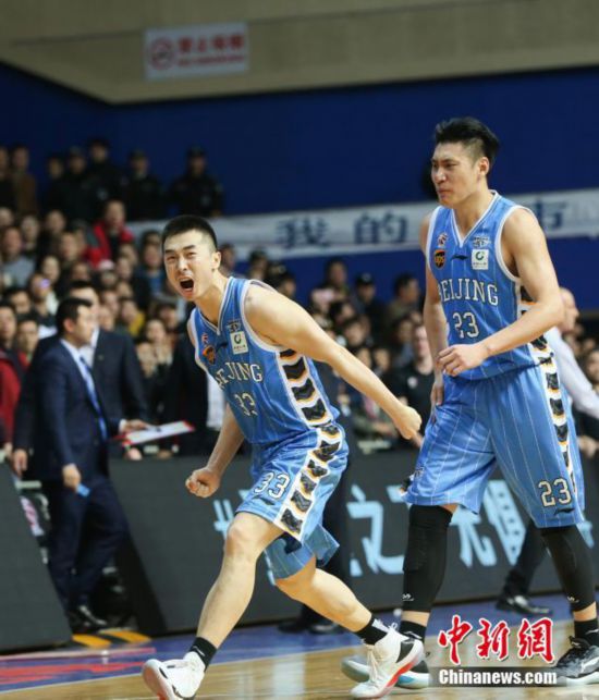 CBA北京加时逆袭上海，篮球赛场上的友情与暖心故事