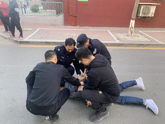 19岁女孩清晨起床卖烤牌走红，励志故事与家庭情感的传递