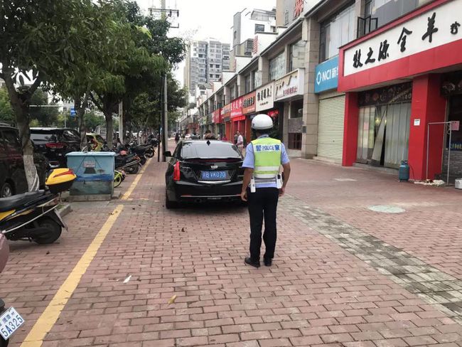 交警回应市民投诉，小学门口私自封路事件处理进展