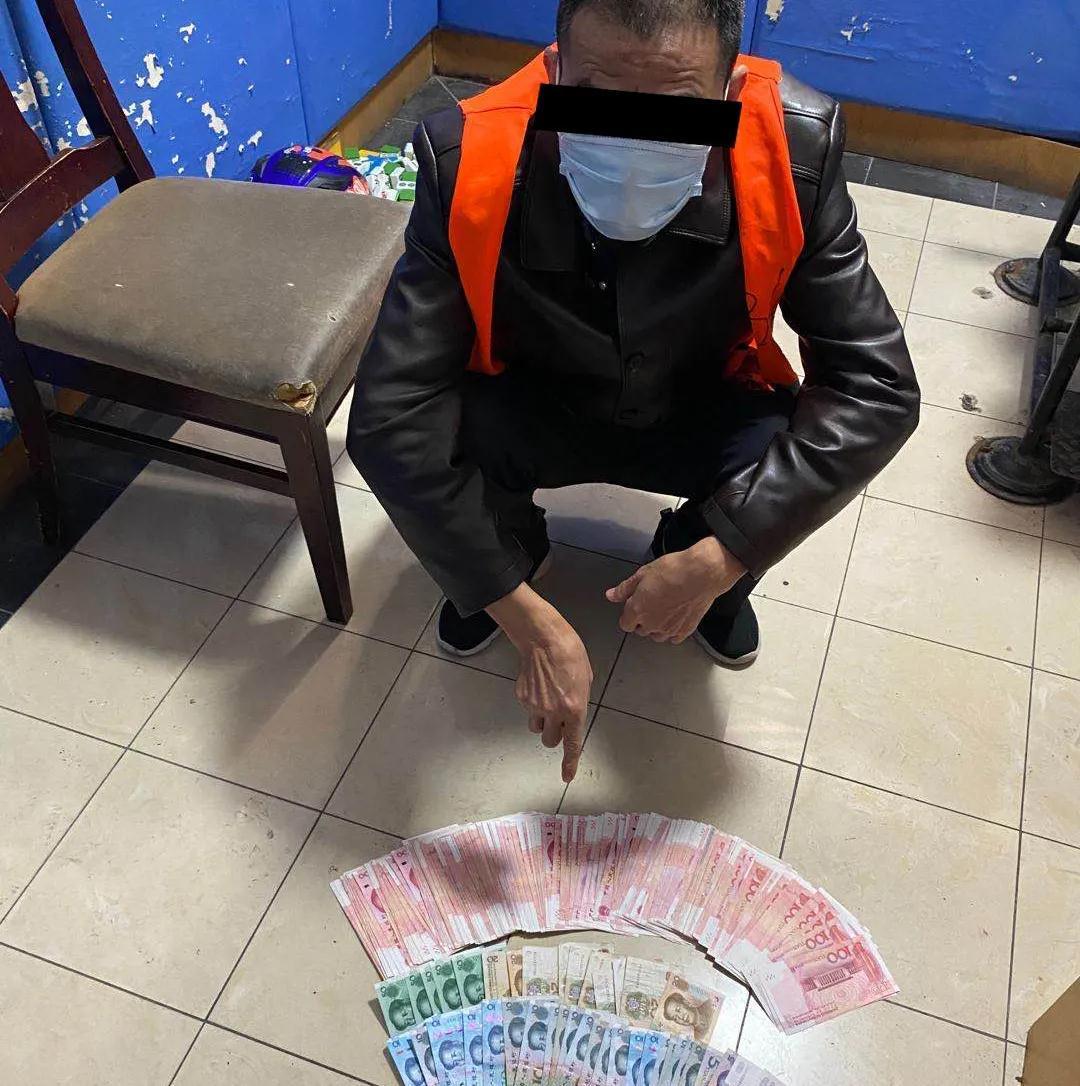 晴天下的特殊旅行，男子打伞探秘小区遭遇盗窃疑云