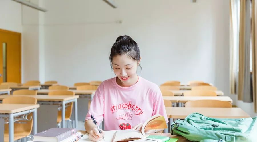 清晨小巷的温情与坚韧