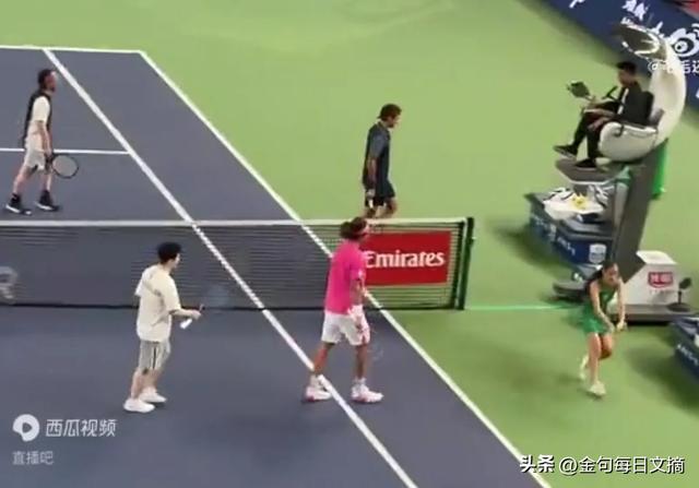 樊振东对费德勒发出ACE球，温馨对决的瞬间