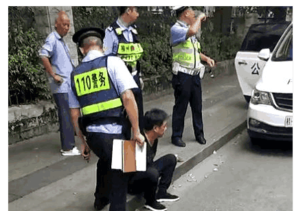 科技守护安全，男子遭多人持刀围殴，智能防护装备如何应对新时代的暴力威胁？